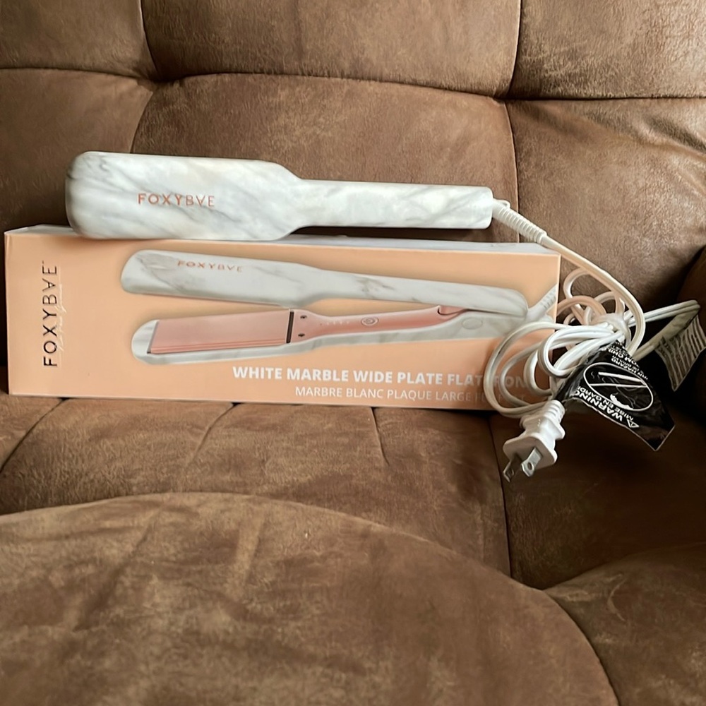 💥SOLD💥FoxyBae white marble wide plate flat iron